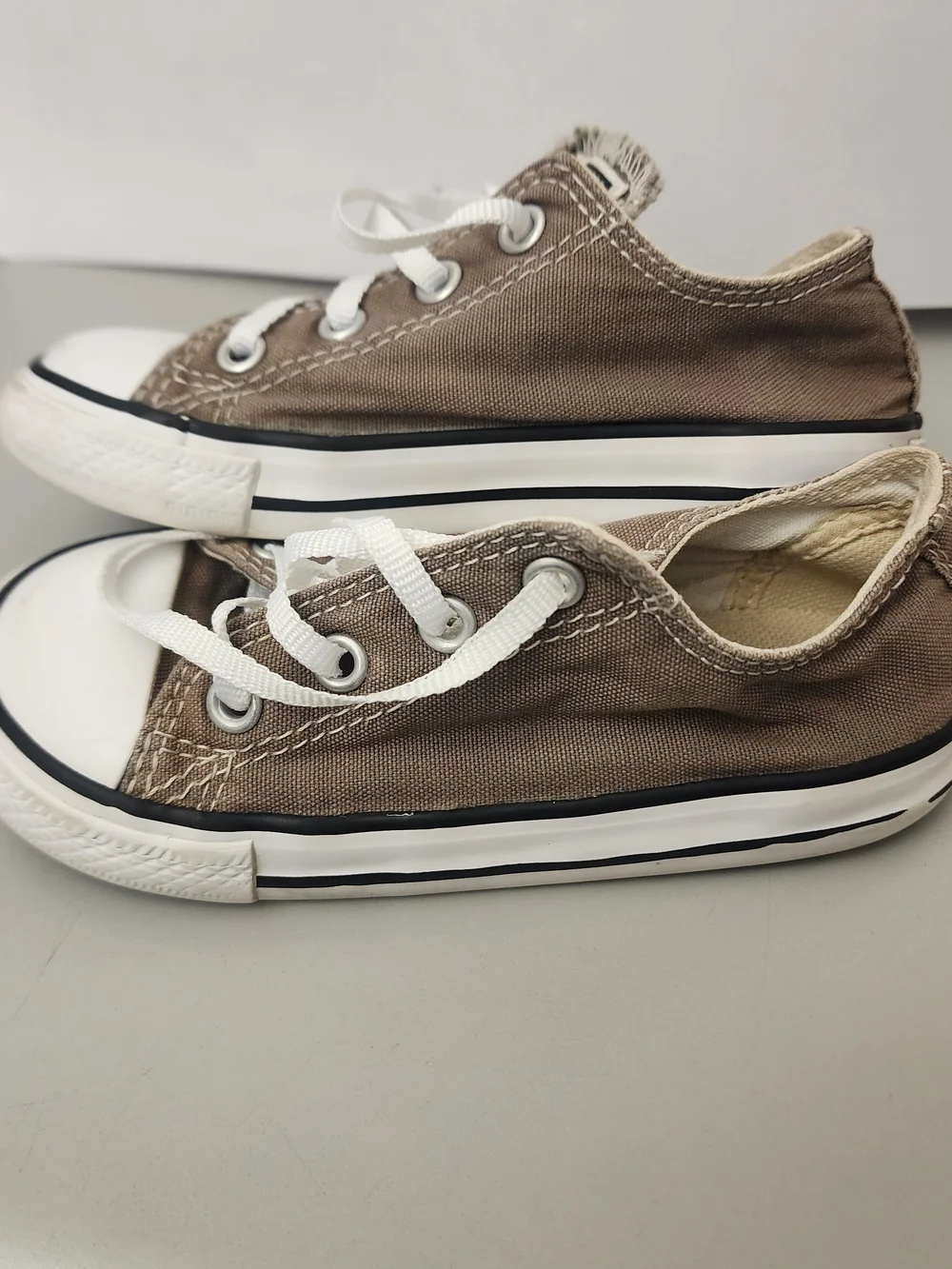 Converse Kids Low Top Sneakers in Gray Size 9c